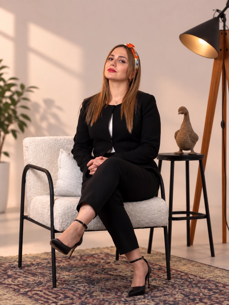 پرتره حرفه‌ای دکتر نغمه شریفی در مطب کودکان